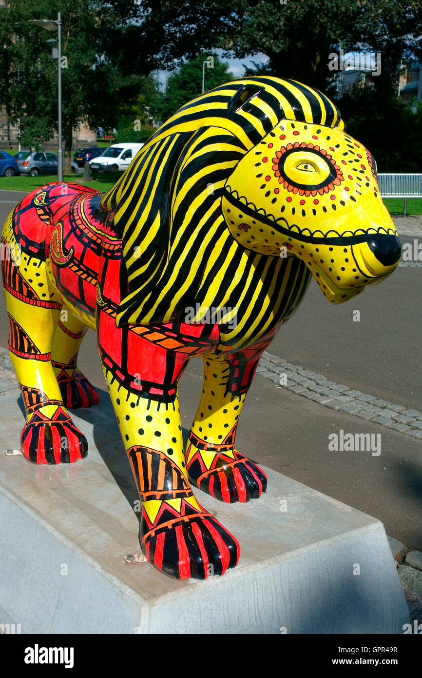 Variopinto leone, parte dell'orgoglio di Paisley public art trail nel Renfrewshire Scozia Scotland Foto Stock