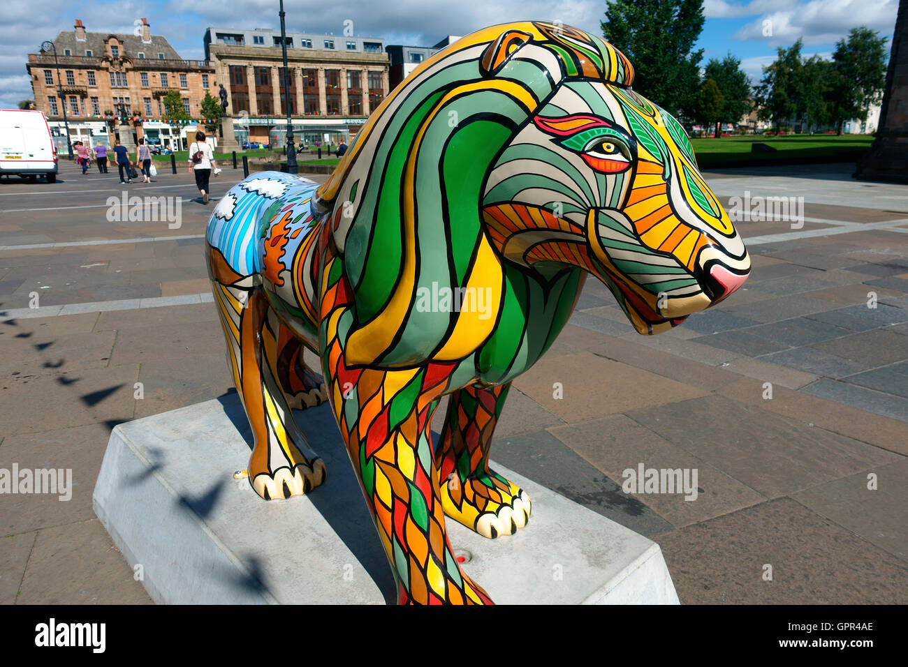 Variopinto leone, parte dell'orgoglio di Paisley public art trail nel Renfrewshire Scozia Scotland Foto Stock