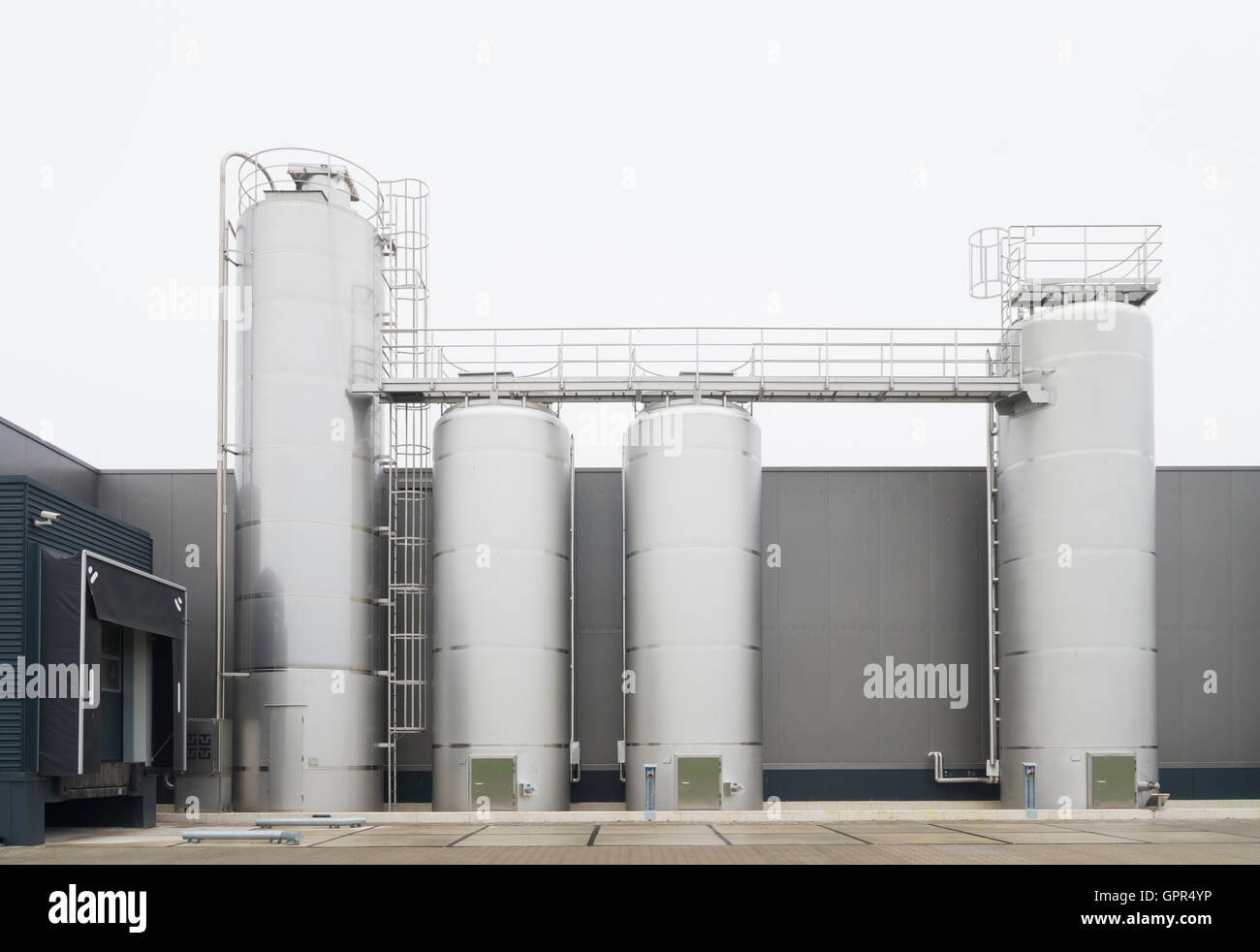 Grandi silos in metallo per l'industria di trasformazione degli alimenti Foto Stock