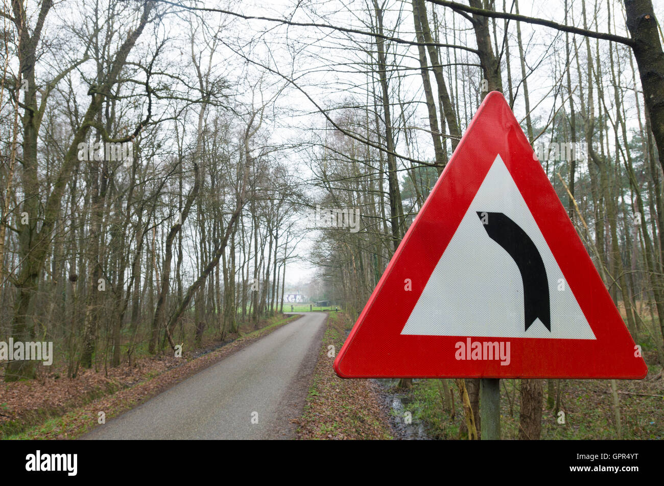 La protezione del traffico con svolta a sinistra segno di avvertimento Foto Stock