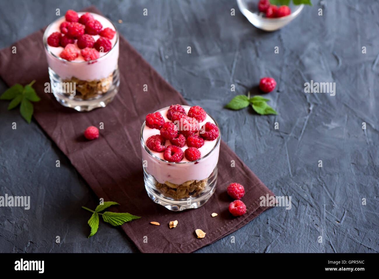 In casa organico parfait freschi dessert con lamponi e granola, il fuoco selettivo Foto Stock