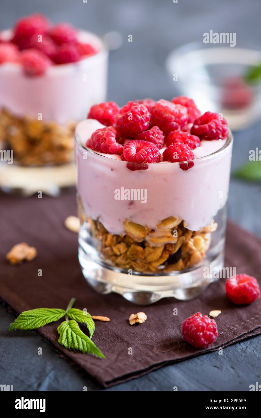 In casa organico parfait freschi dessert con lamponi e granola, il fuoco selettivo Foto Stock