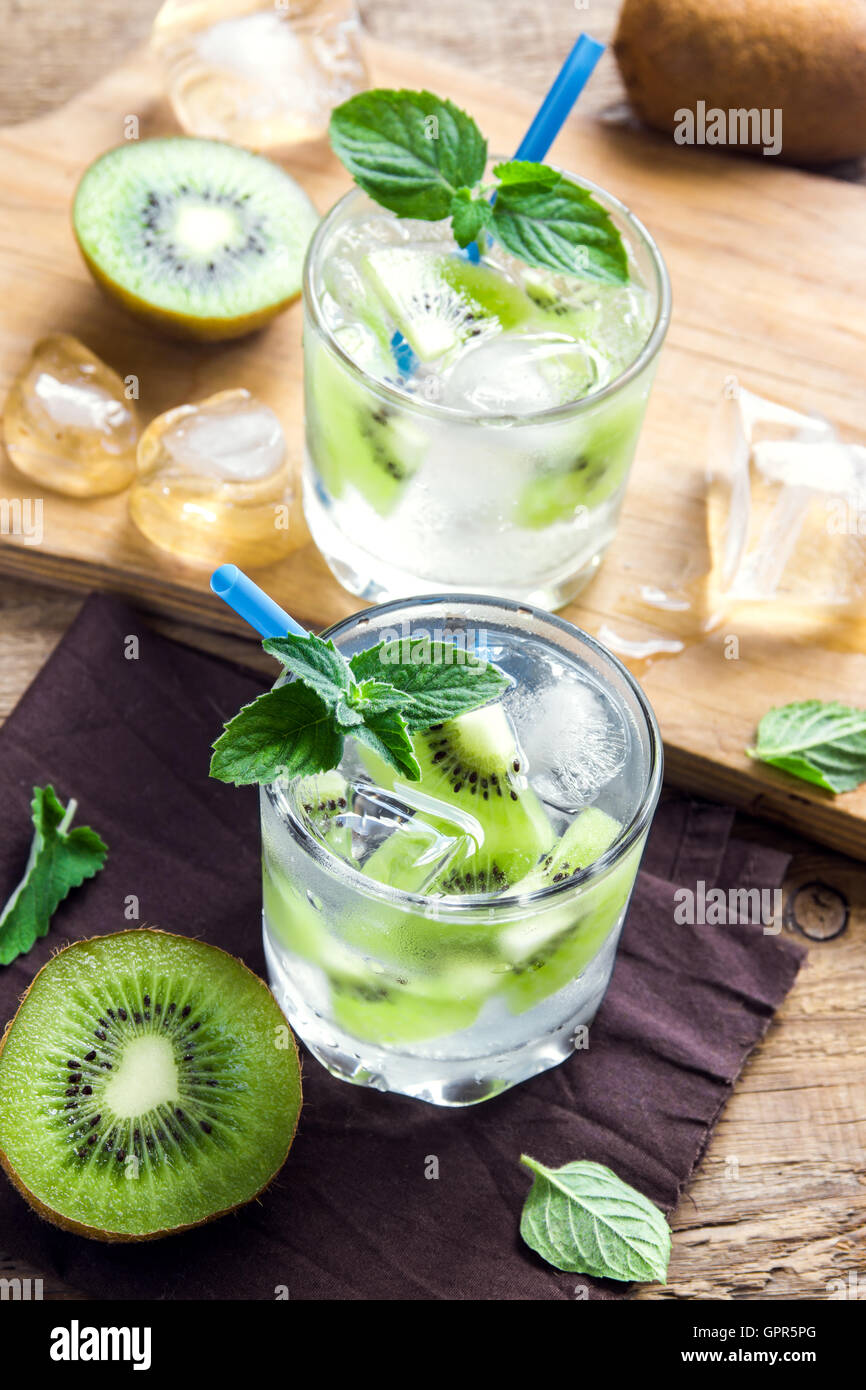 Kiwi drink (cocktail) con la menta e il ghiaccio in bicchieri da vicino  Foto stock - Alamy