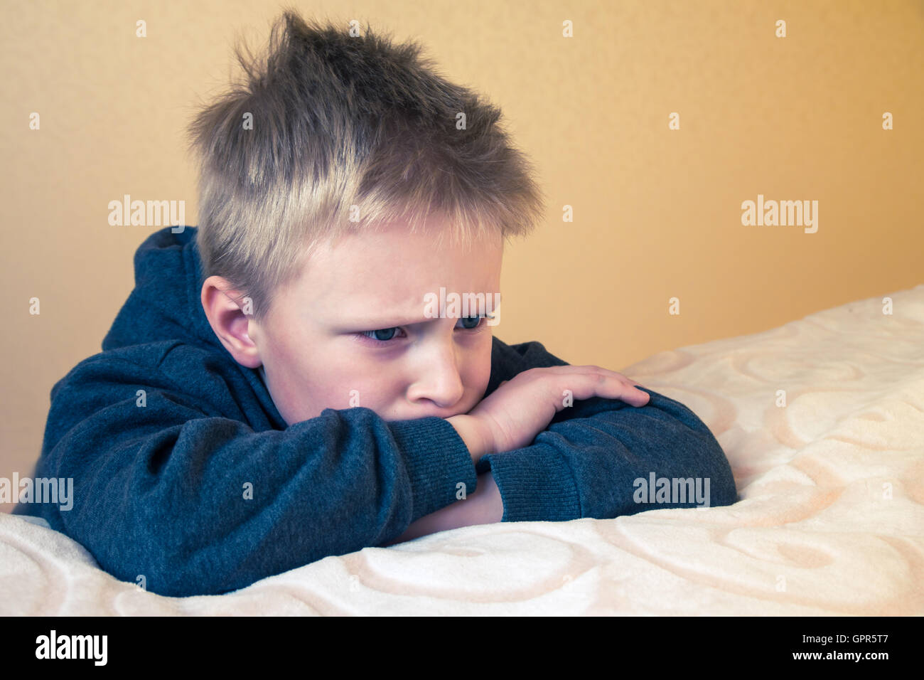 Triste arrabbiato stanco preoccupato infelice kid (boy, teen) close up ritratto con spazio di copia Foto Stock