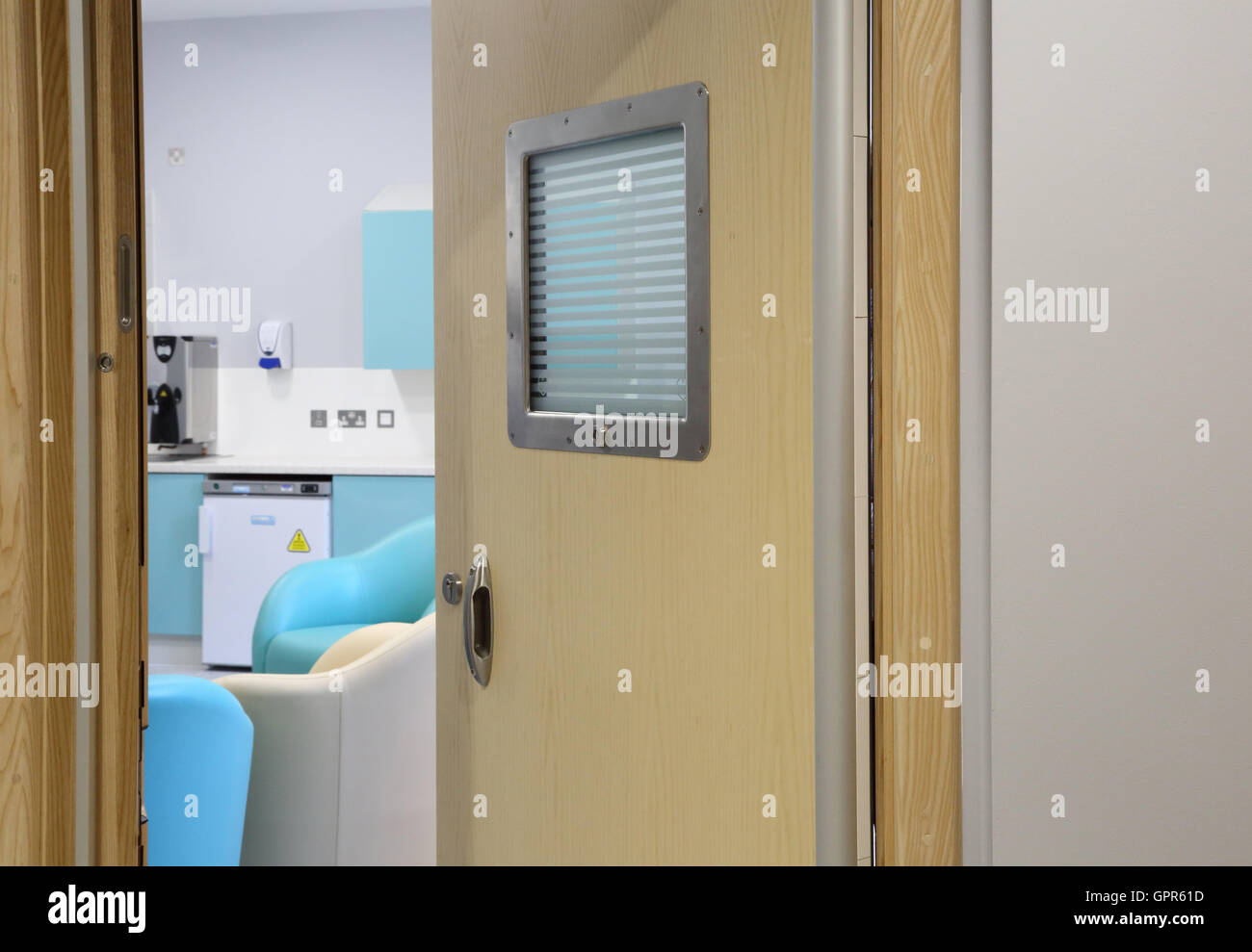 Porta a una camera in visita in un nuovo sicuro ospedale psichiatrico - unità di specialista mostra di mobili e un elevato livello di sicurezza della porta. Foto Stock