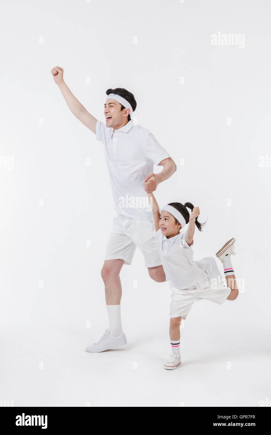 Padre amorevole e la figlia in esecuzione sportswears mano nella mano Foto Stock