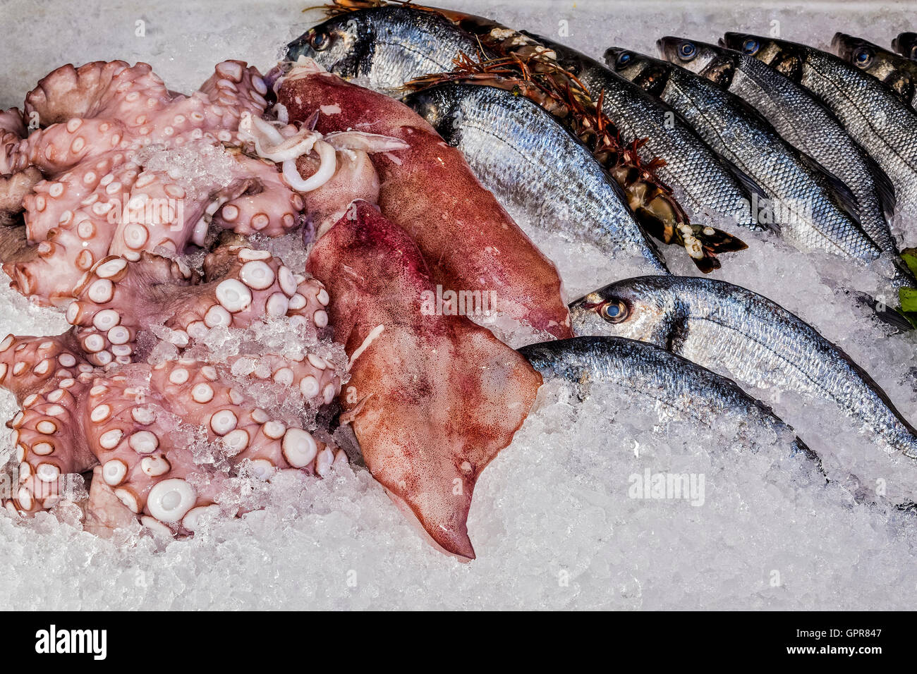 Il pesce per la vendita nel mercato Mykonos Grecia Foto Stock