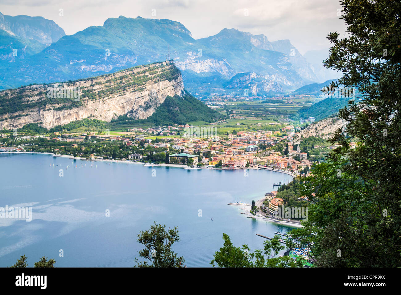 Panorama di Torbole, una piccola cittadina sul Lago di Garda, Italia. Foto Stock