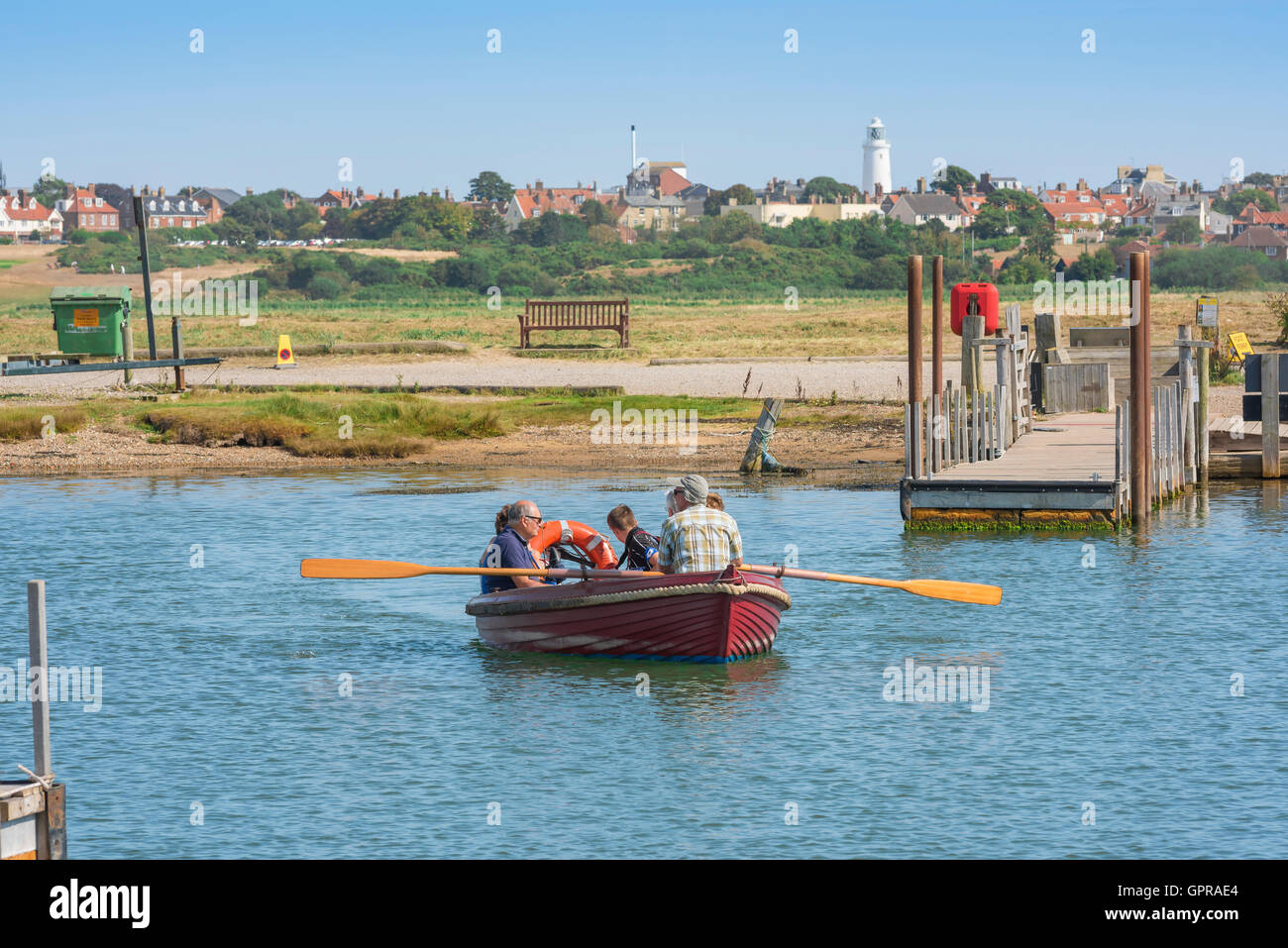 Estate UK, vista in estate di persone che vengono a ferry attraverso il fiume Blyth a Suffolk, East Anglia, Inghilterra, Regno Unito. Foto Stock