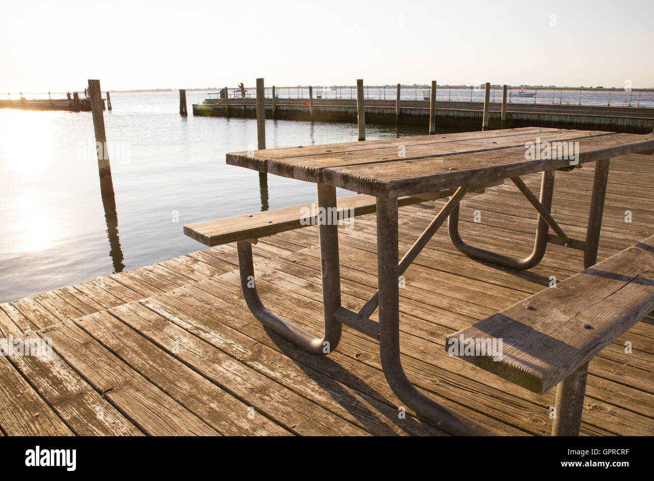 Legno Tavolo picnic sul molo lungo la costa su Long Island Foto Stock