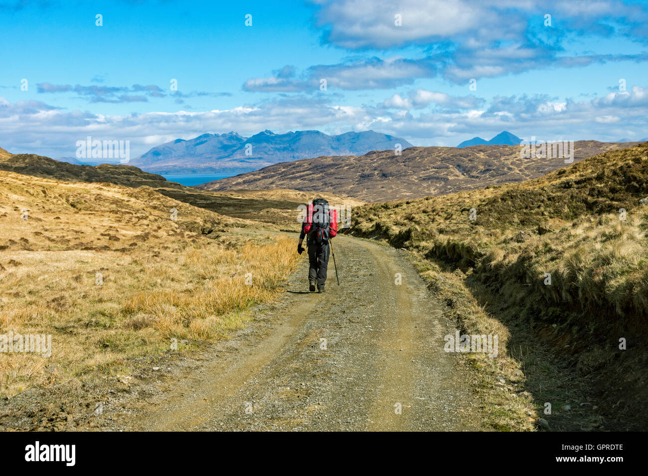 Walker sulla via da Harris Bay voce a Kinloch, Isola di Rum, Scotland, Regno Unito. Il Cuillin Hills di Skye in distanza. Foto Stock