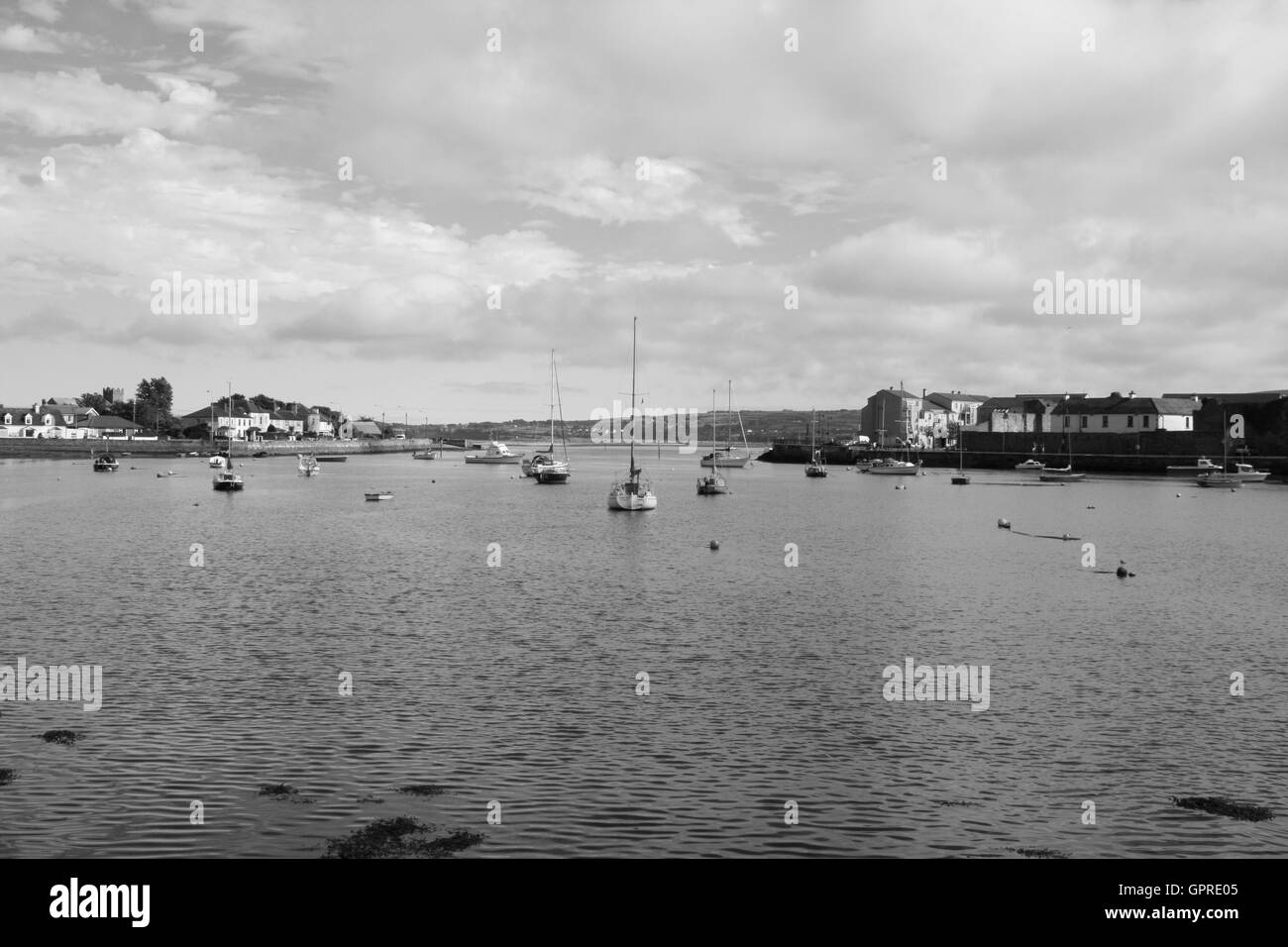 Barca a vela(bianco e nero). Luglio 2014. Dungarvan. Co Waterford. L'Irlanda. Foto Stock