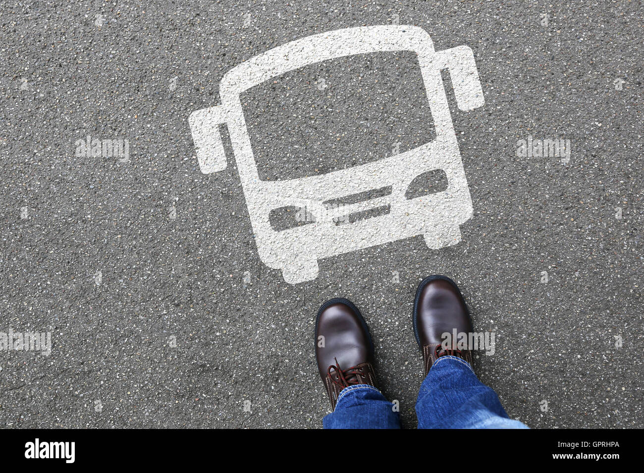L'uomo persone bus traffico di autobus della città di trasporto di mobilità Foto Stock