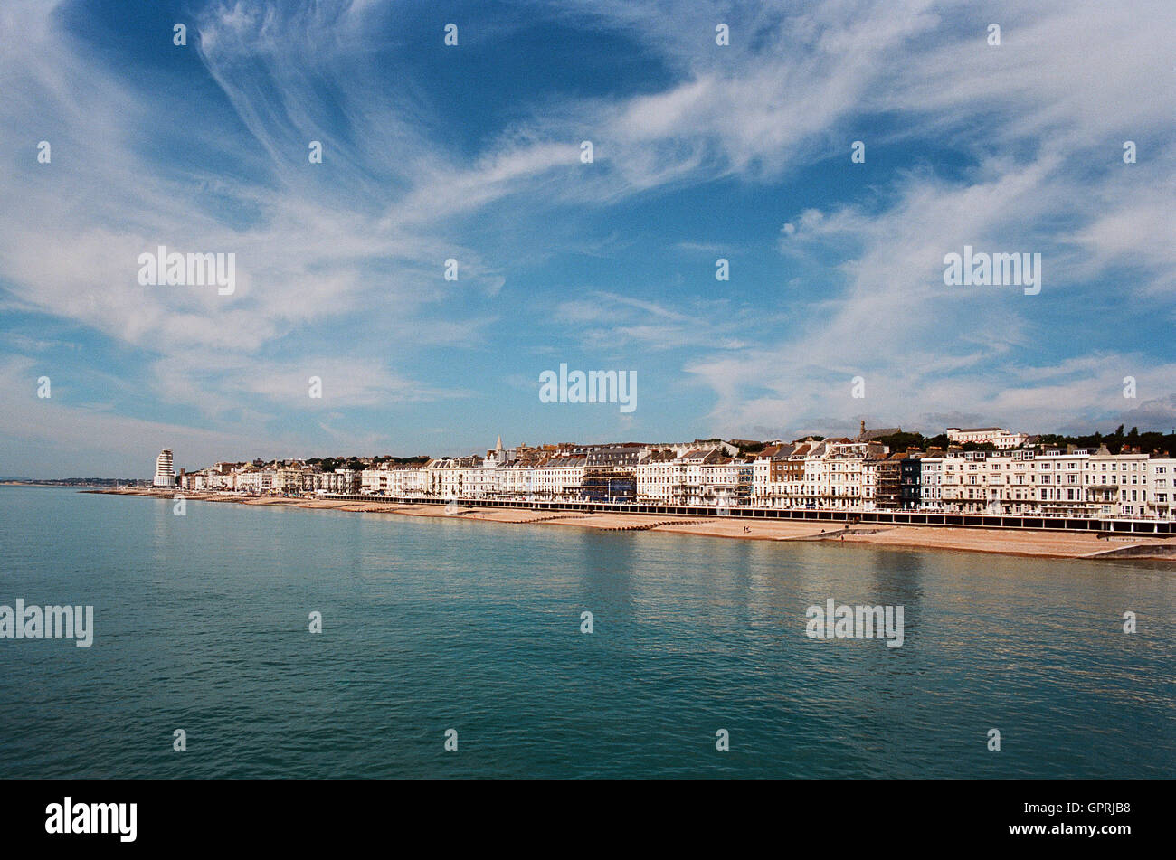 Hastings e St Leonards lungomare da Hastings pier, Sud Est Inghilterra Foto Stock