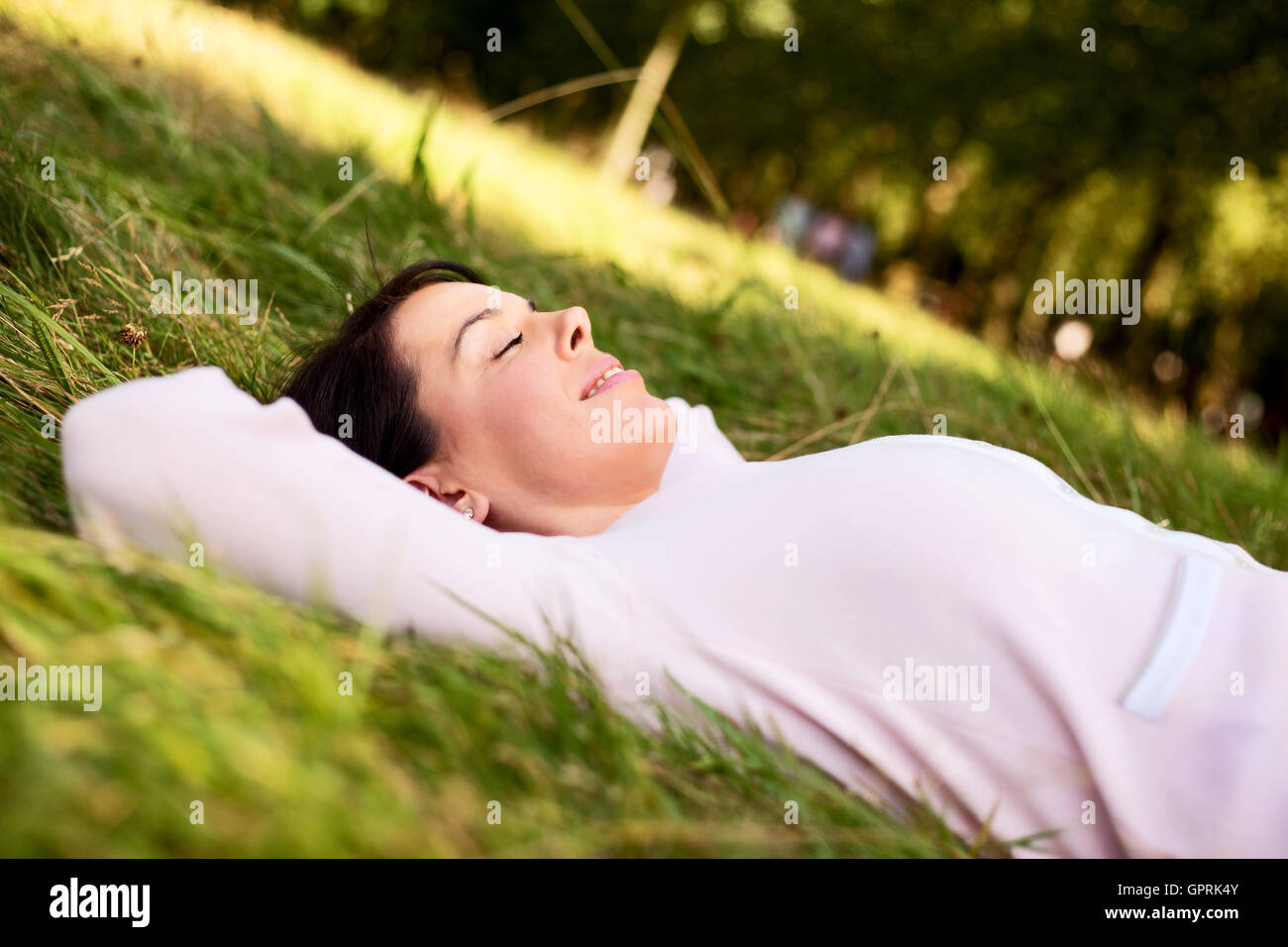 Giovane donna rilassante nel parco Foto Stock