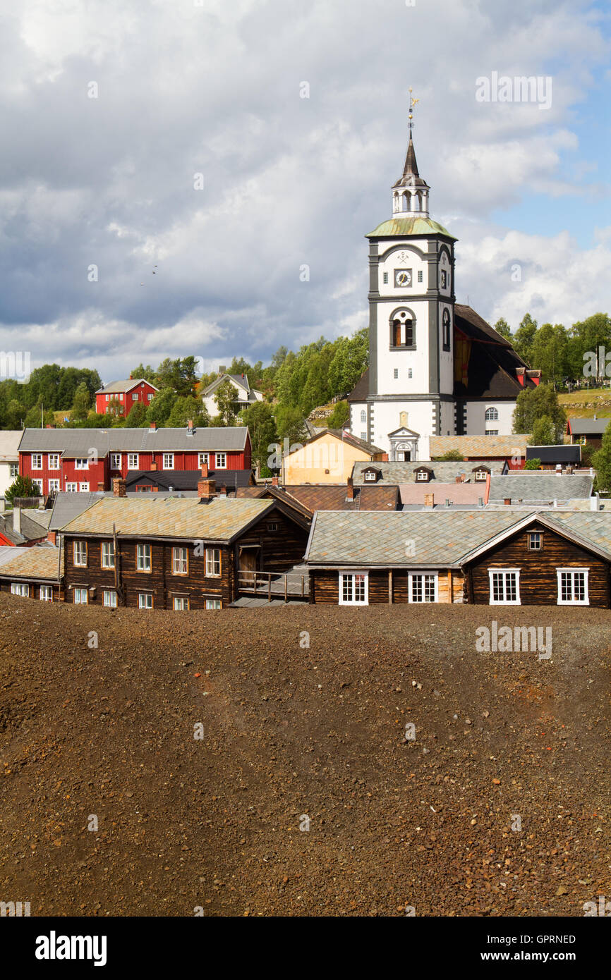 Vista del norvegese storica città mineraria di Røros dai cumuli di scorie, resti dell'industria del rame Foto Stock