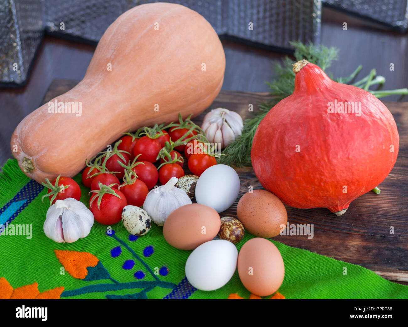 Luminoso raccolto ringraziamento composizione di verdure zucca, calabash, pomodori, aglio, uova Foto Stock