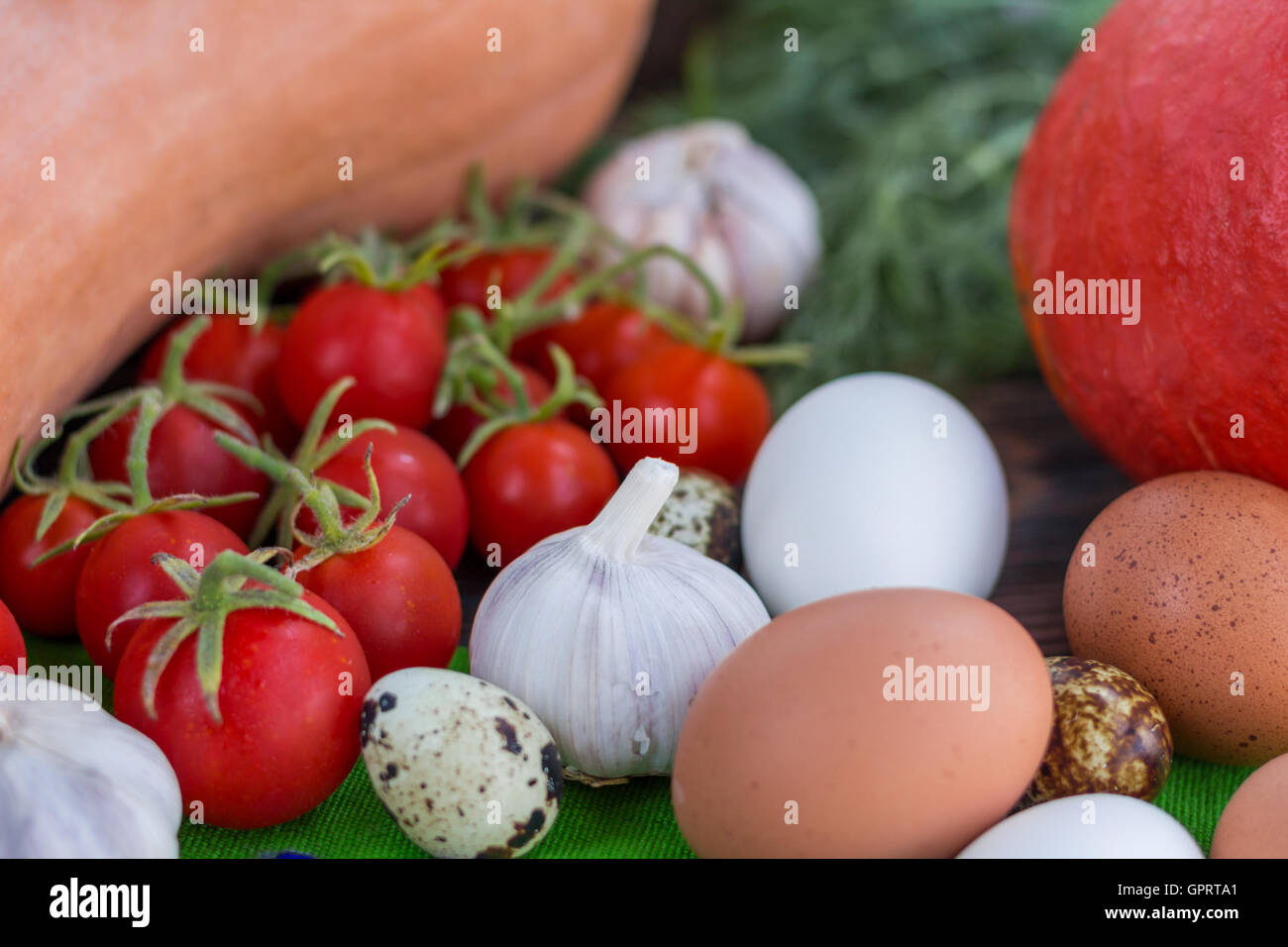Luminoso raccolto ringraziamento composizione di verdure zucca, calabash, pomodori, aglio, uova Foto Stock