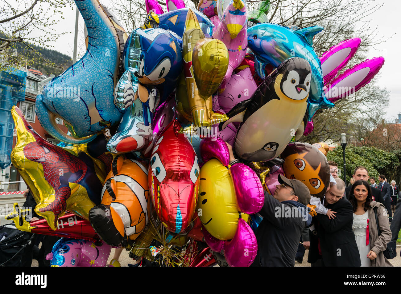 Un venditore di palloncini sono in vendita il suo animale palloncini Foto Stock