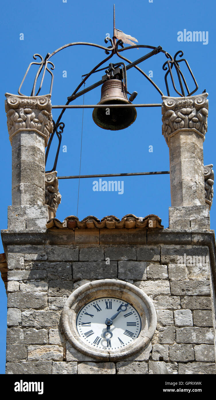 Dettaglio la torre dell orologio e la torre campanaria borgo medievale Lacoste Luberon Provence Francia Foto Stock