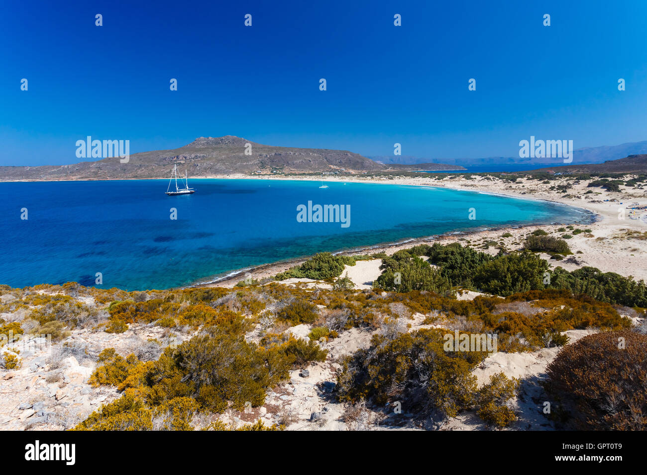 Yacht di lusso a la spiaggia Simos in Elafonisos isola in Grecia con le sue idilliache spiagge esotiche Foto Stock