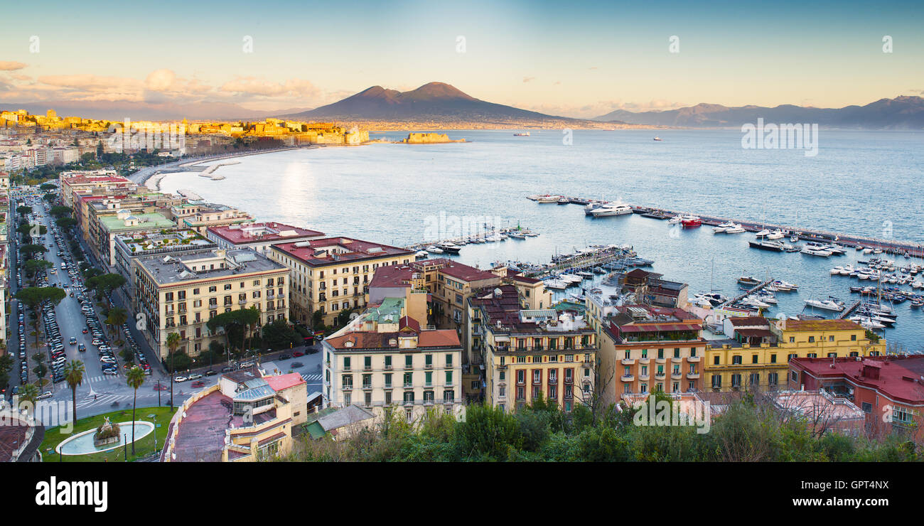 Vista del Golfo di Napoli con il Vesuvio sullo sfondo Foto Stock