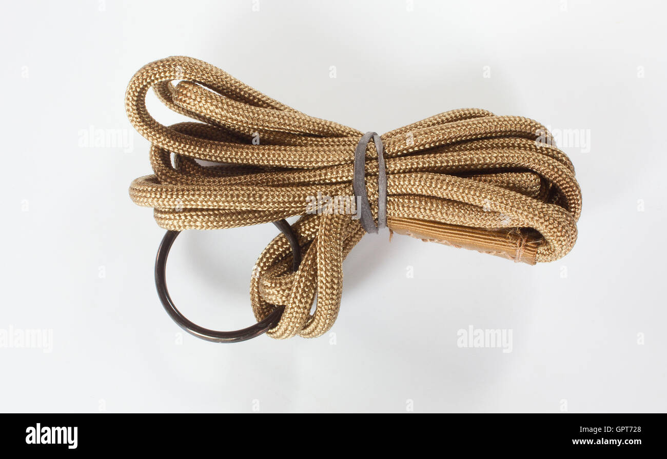 Corda di nylon che ha un anello metallico di ancoraggio alla marcia di emergenza Foto Stock