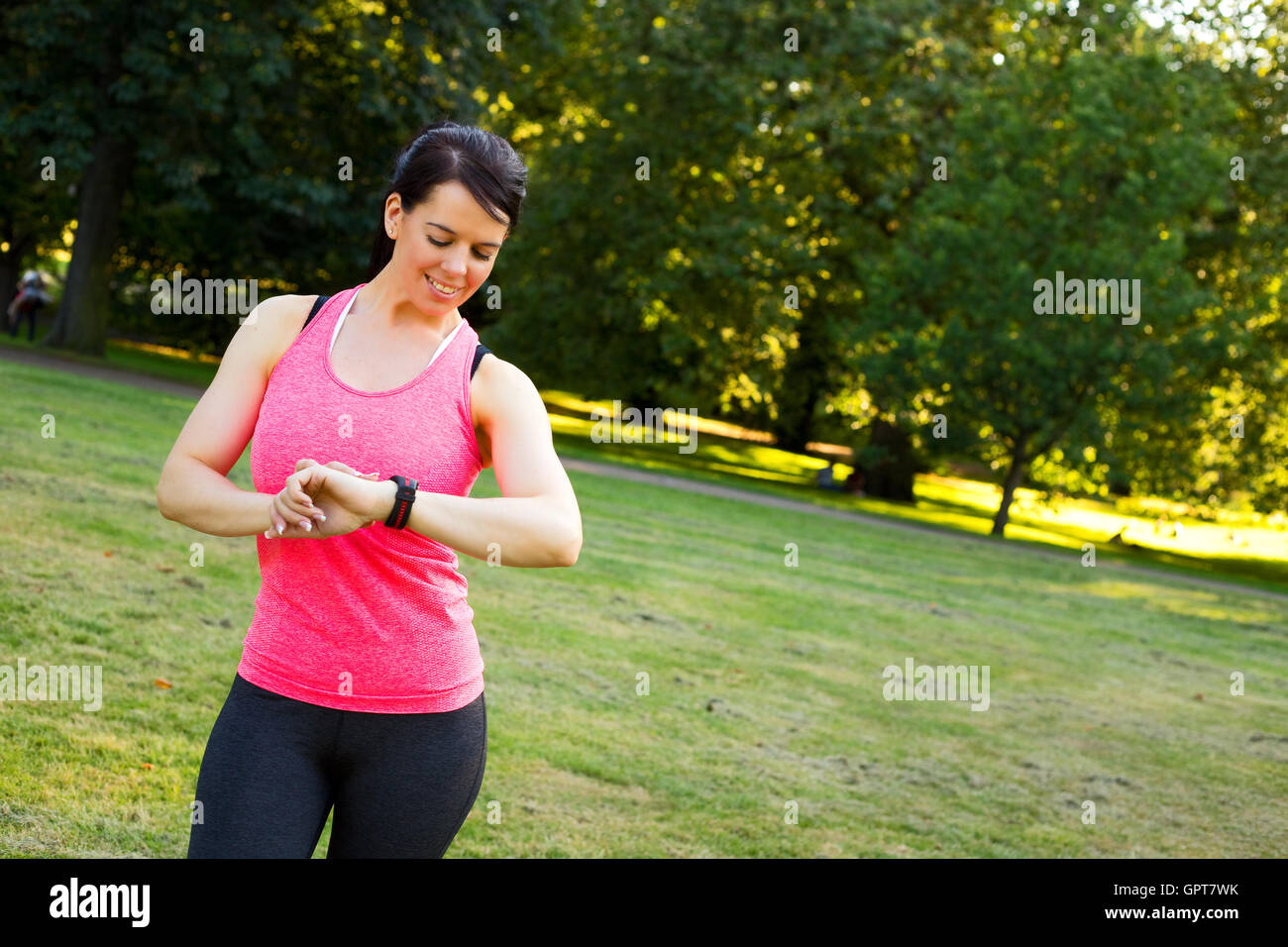 Giovane donna controllando il suo orologio fitness Foto Stock