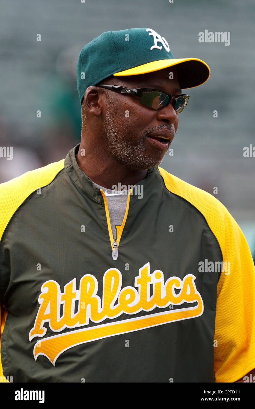 Aprile 1, 2011; Oakland, CA, Stati Uniti d'America; Oakland Athletics prima base coach Tye Waller (46) Guarda il suo team durante la pratica di ovatta prima che la partita contro i Seattle Mariners a Oakland-Alameda County Coliseum. Seattle sconfitto Oakland 6-2. Foto Stock