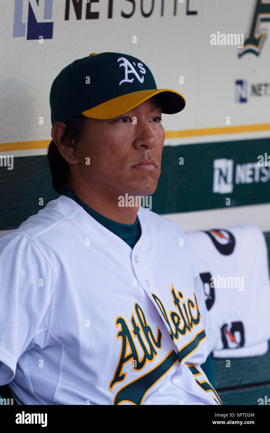 Aprile 1, 2011; Oakland, CA, Stati Uniti d'America; oakland athletics sinistra fielder hideki matsui (55) staziona in piroga prima che la partita contro i Seattle Mariners a Oakland-alameda county Coliseum. Foto Stock