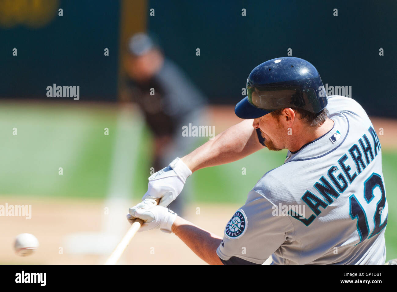 Aprile 3, 2011; Oakland, CA, Stati Uniti d'America; Seattle Mariners center fielder ryan langerhans (12) a bat contro Oakland atletica durante il quarto inning a Oakland-alameda county coliseum. oakland sconfitto seattle 7-1. Foto Stock