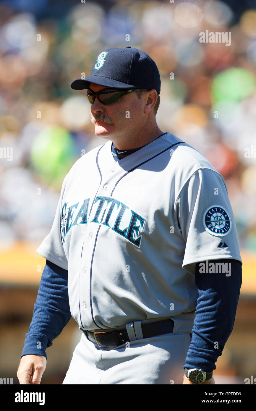 Aprile 3, 2011; Oakland, CA, Stati Uniti d'America; Seattle Mariners manager Eric cuneo (22) ritorna in panchina dopo aver apportato una modifica di beccheggio durante il sesto inning contro Oakland atletica di Oakland-Alameda County Coliseum. Oakland sconfitto Seattle 7-1. Foto Stock