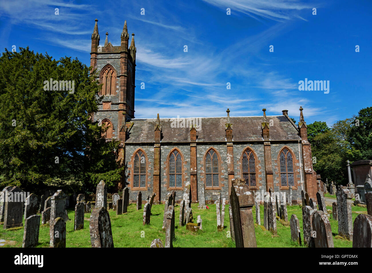 Monigaff chiesa parrocchiale di Minnigaff, Newton Stewart, Dumfries e Galloway. Yew Tree sulla sinistra è reputato essere 900 anni. Foto Stock