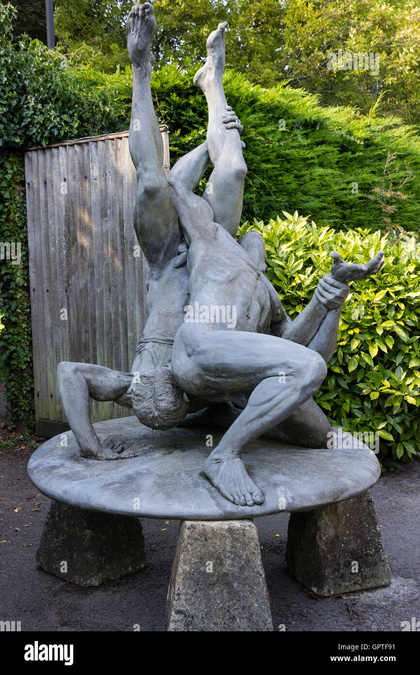 Lottatori maschio scultura nella motivazione della Casa Abbey Gardens, Malmesbury, Wiltshire, Regno Unito Foto Stock