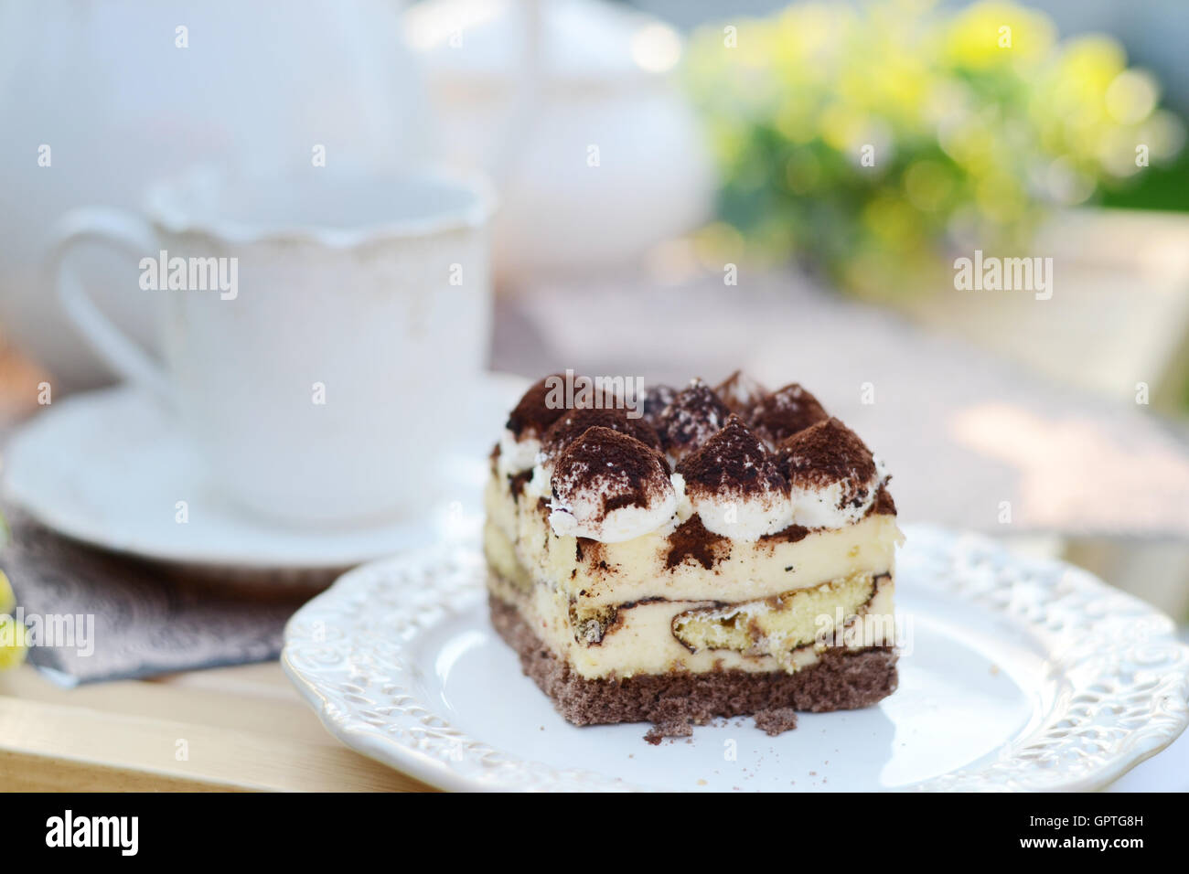 Il cioccolato dolce pasticceria con una tazza di caffè nero Foto Stock