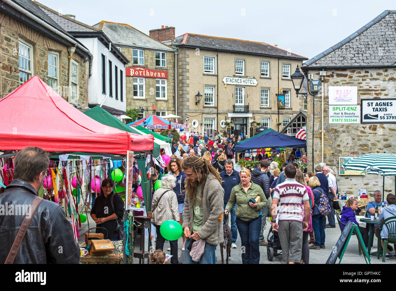 Giorno di mercato nel villaggio di Sant Agnese, Cornwall, England, Regno Unito Foto Stock