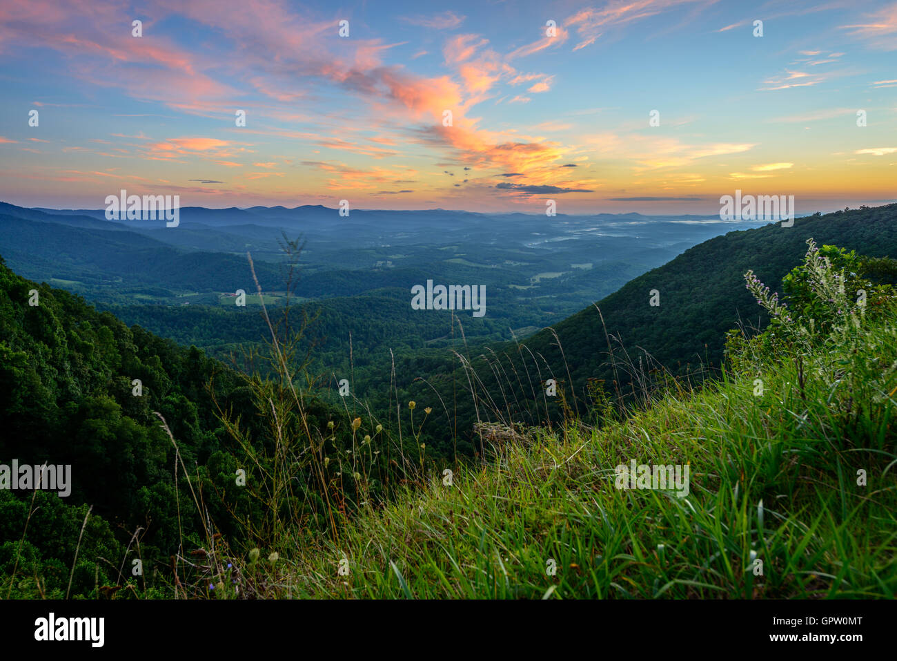Un incredibile sunrise in Blue Ridge Mountains agli amanti salto nei pressi di Prati di Dan Virginia. Foto Stock