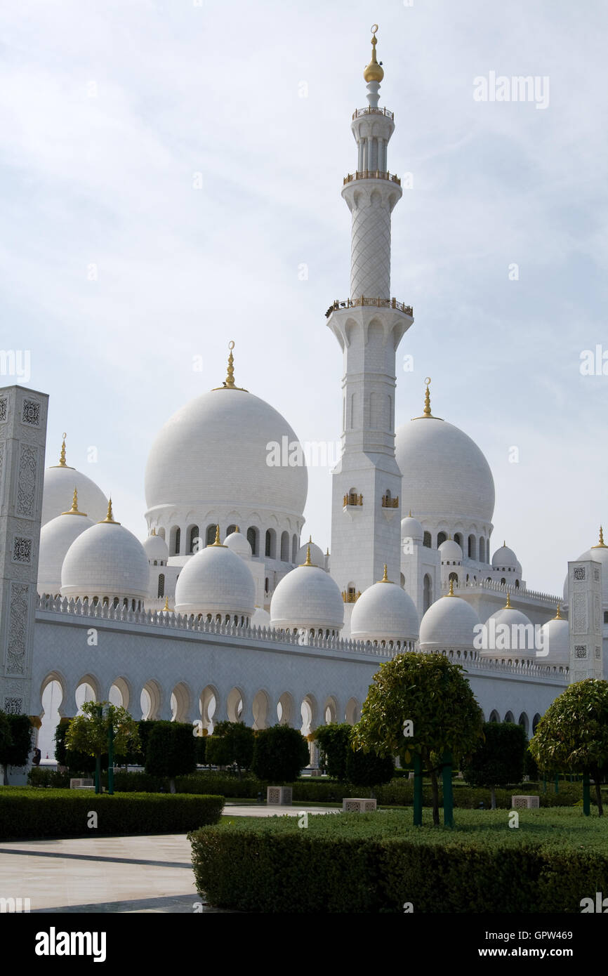 Emirati Arabi Uniti Abu Dhabi - Dicembre 2012: Moschea Sheikh Zayed. La costruzione di questo capolavoro di architettura era s Foto Stock