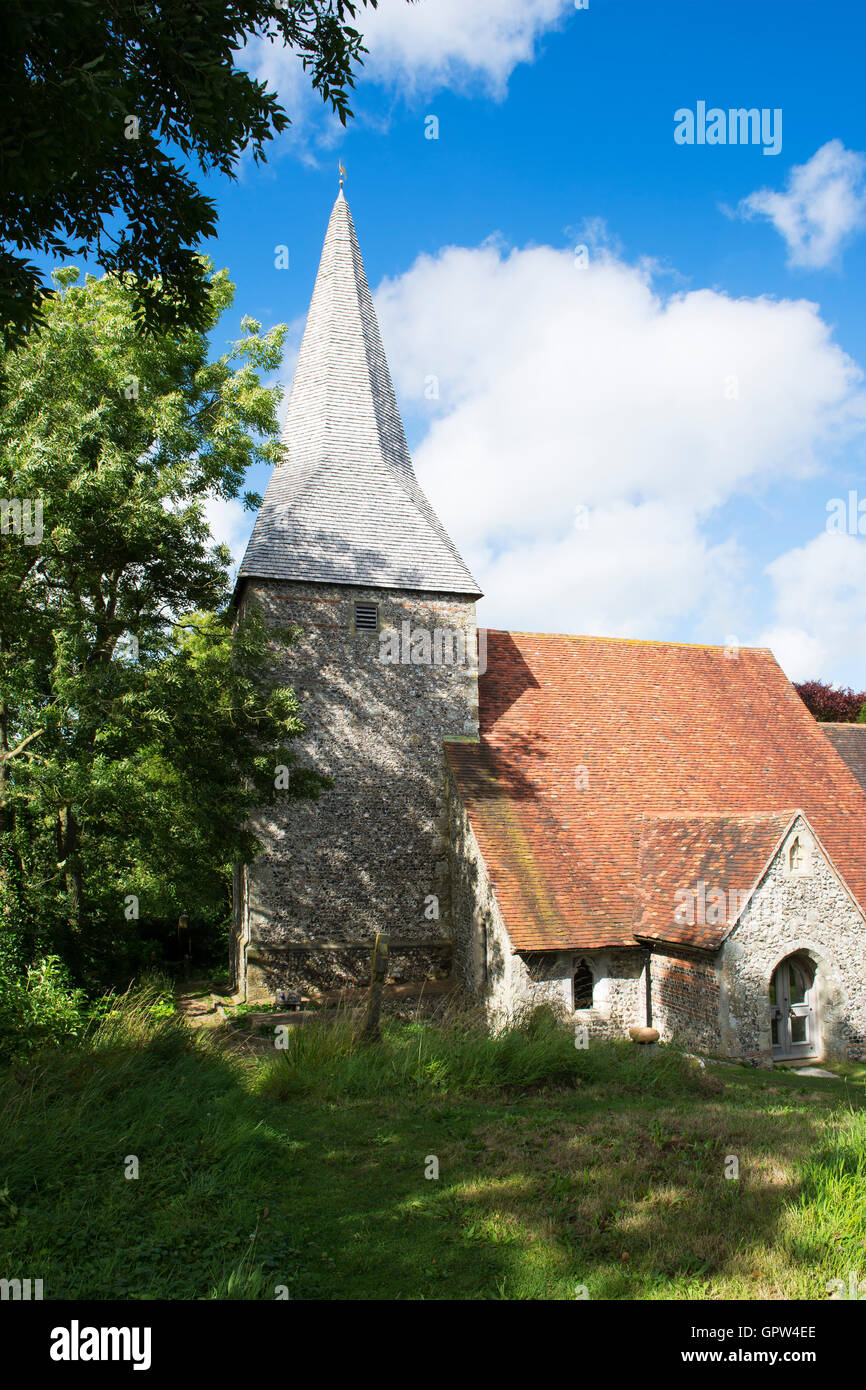 La Chiesa di San Michele e Tutti gli angeli nel villaggio di Berwick, East Sussex, England, Regno Unito Foto Stock