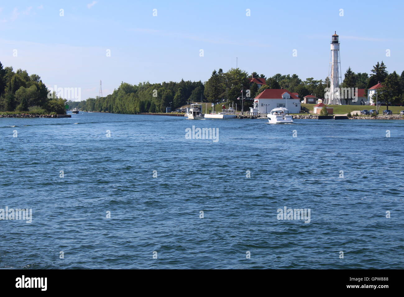 Acqua, Baia di storione Ship Canal, Storione Bay, Wisconsin, blu cielo Foto Stock