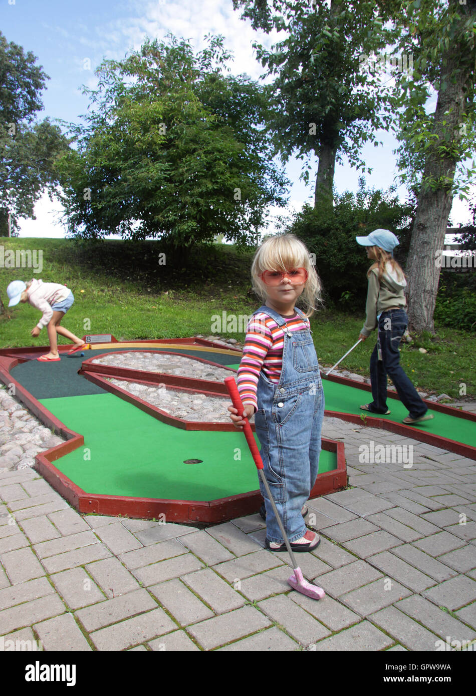 I bambini giocando a minigolf Foto Stock