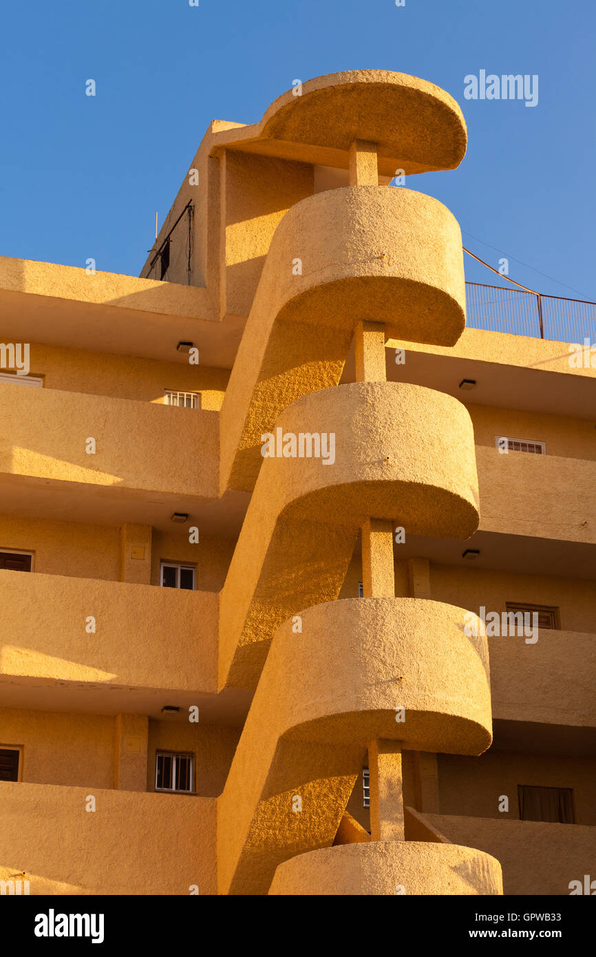 Al di fuori di scale elicoidali in condominio architettura in Spagna Foto Stock