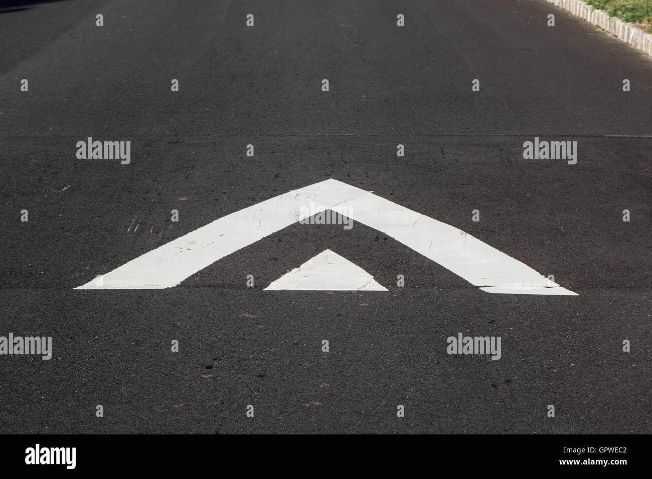 Marcature bianche su una strada di speed bump. Foto Stock