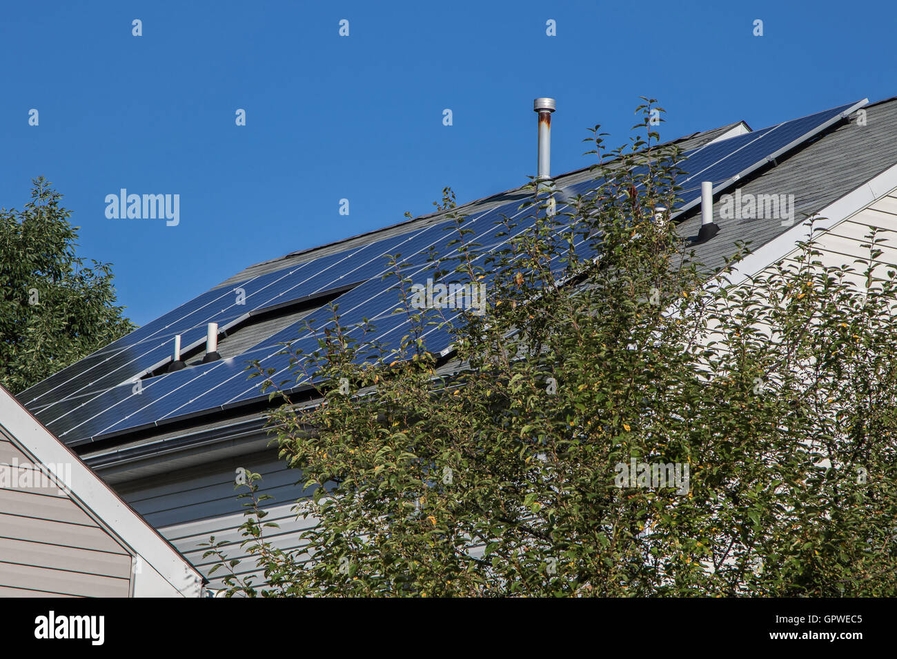 Pannelli solari installati sul tetto di una casa privata. Foto Stock