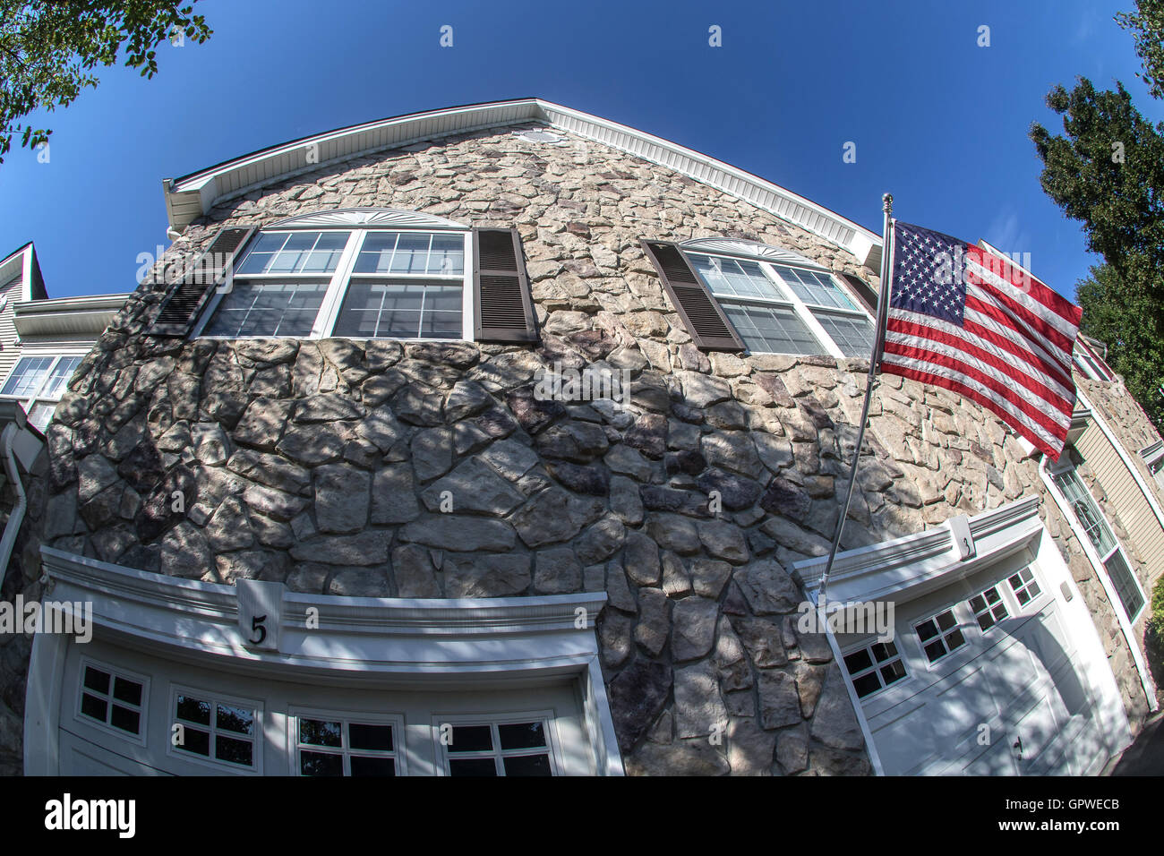 Una bandiera americana sta volando ad una casa privata in New Jersey. Foto Stock