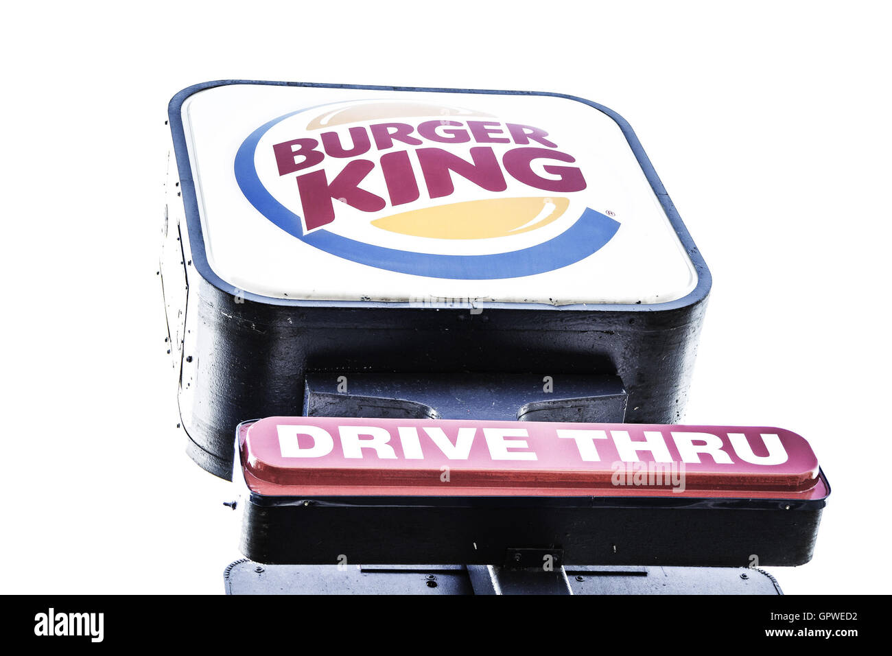 Un segno per un Burger King guidare attraverso il magazzino elevato su un palo alto. Foto Stock