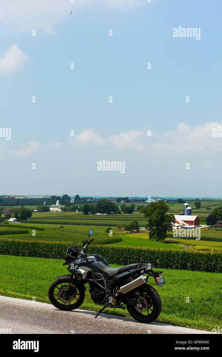 Una BMW si affaccia sui campi al di fuori di Lancaster in Pennsylvania Foto Stock