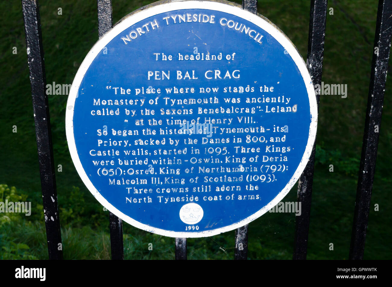 Heritage targa blu per 'Pen Bal falesia', situato sul molo Road, Tynemouth Foto Stock