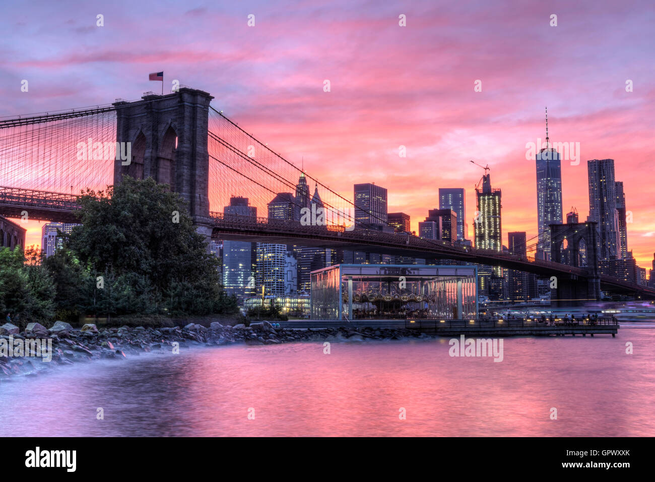 Un colorato twilight vista del Ponte di Brooklyn e la skyline di Manhattan vedi da Empire Fulton Ferry Park a Brooklyn, NY Foto Stock