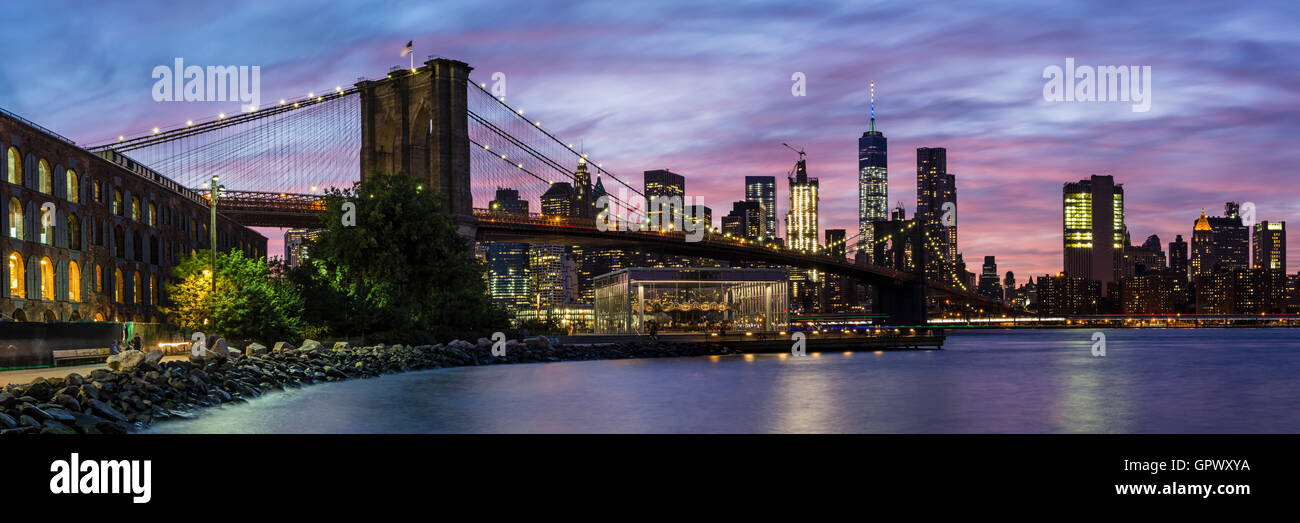 Un colorato twilight vista del Ponte di Brooklyn e la skyline di Manhattan vedi da Empire Fulton Ferry Park a Brooklyn, NY Foto Stock